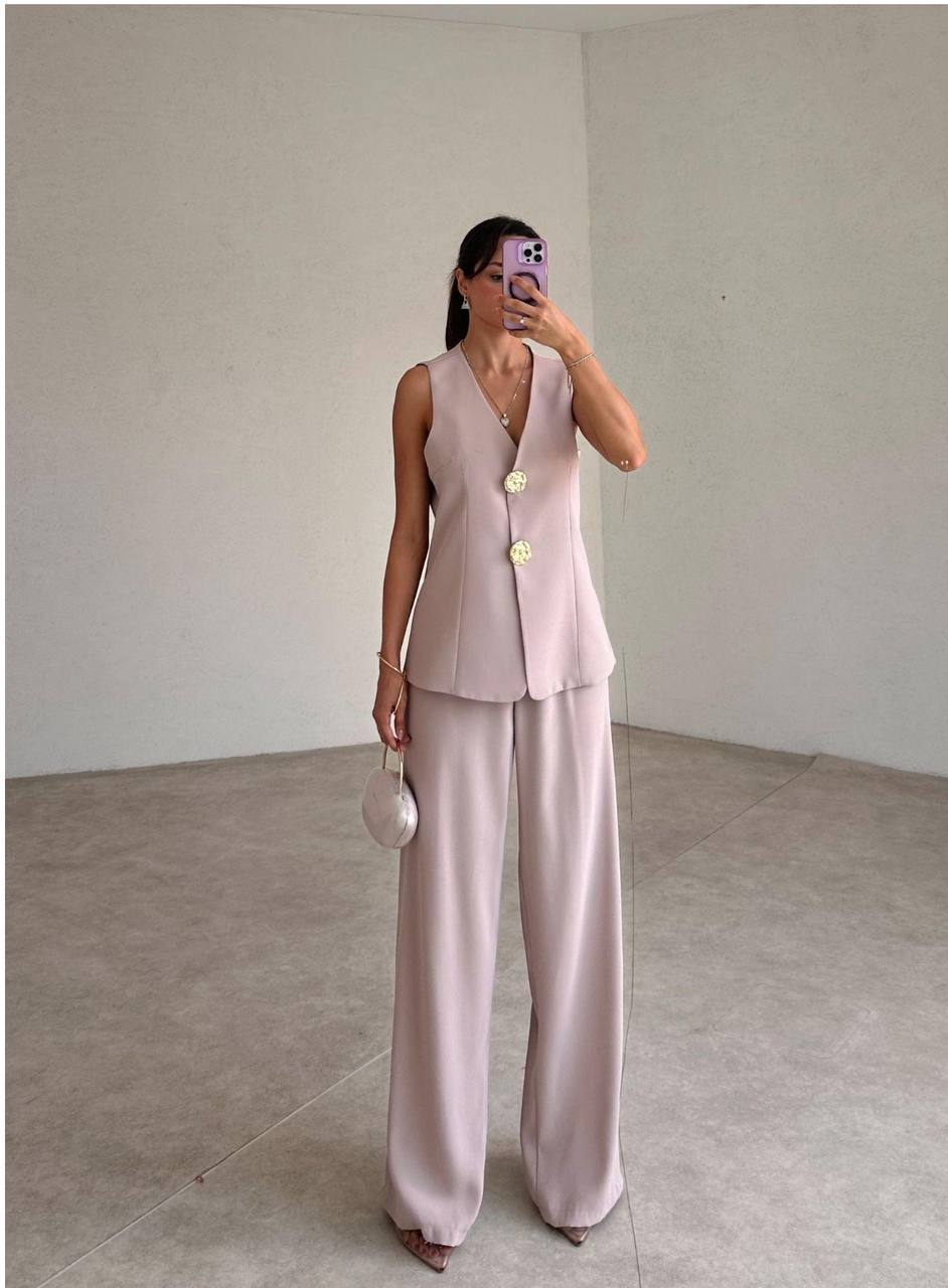 Zweiteiler aus Stoffhose und Weste