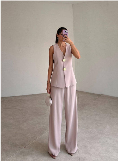 Zweiteiler aus Stoffhose und Weste