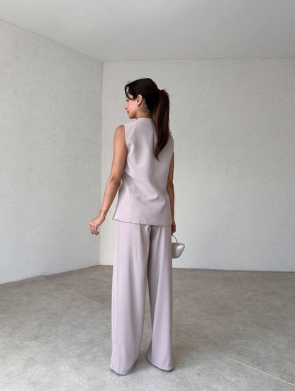 Zweiteiler aus Stoffhose und Weste